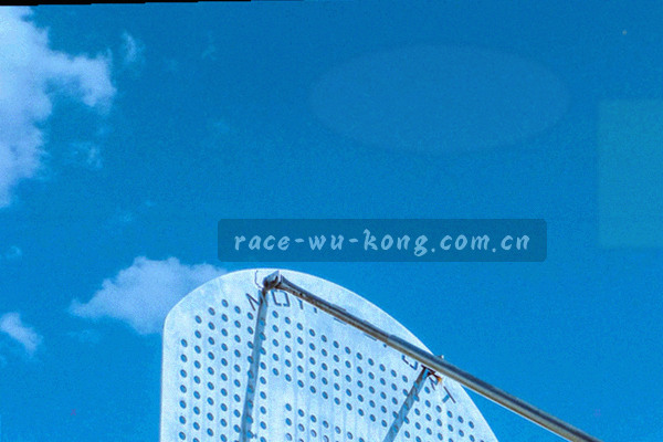 深色模式下的悟空体育App首页，顶部有比分直播条，底部有订阅按钮
